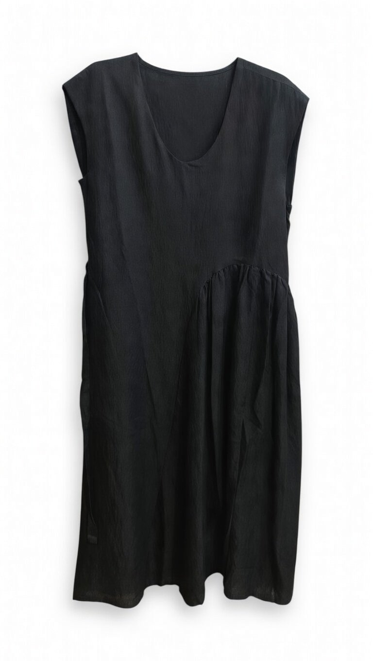 grok-image-a5b27893-52fd-451a-b053-cb5db4b7c949 Vestito senza maniche nero - Image 1