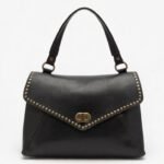 Borsa nera con flap e borchie