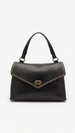 Borsa nera con flap e borchie