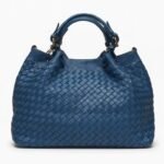 Borsa blu intrecciata a spalla