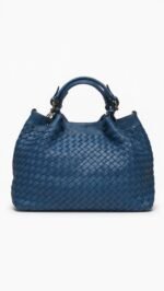 Borsa blu intrecciata a spalla